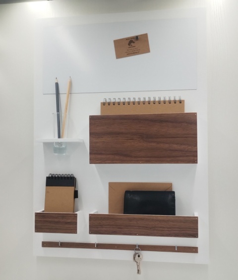 Nowoczesny organizer ścienny z tablicą magnetyczną suchościeralną – biały organizer z frontami z forniru orzechowego