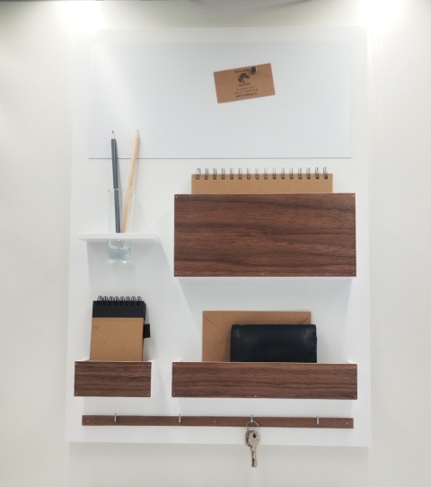 Nowoczesny organizer ścienny z tablicą magnetyczną suchościeralną – biały organizer z frontami z forniru orzechowego