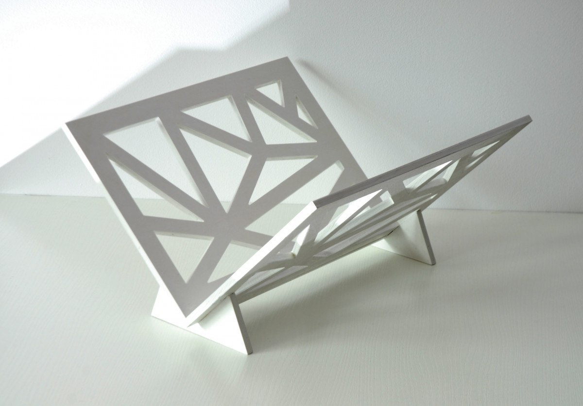 Stojak na gazety, geometryczny, drewniany, biały Stojak na gazety, geometryczny, drewniany, biały