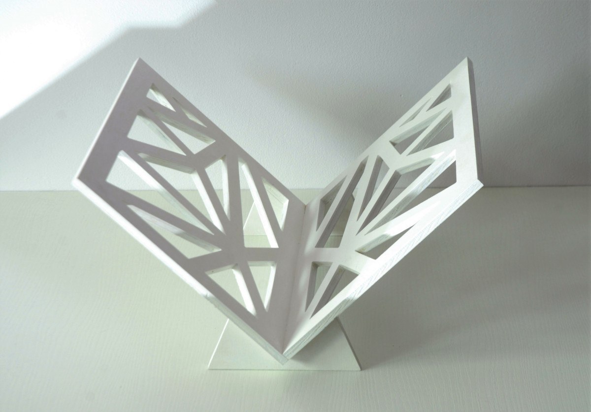 Stojak na gazety, geometryczny, drewniany, biały Stojak na gazety, geometryczny, drewniany, biały
